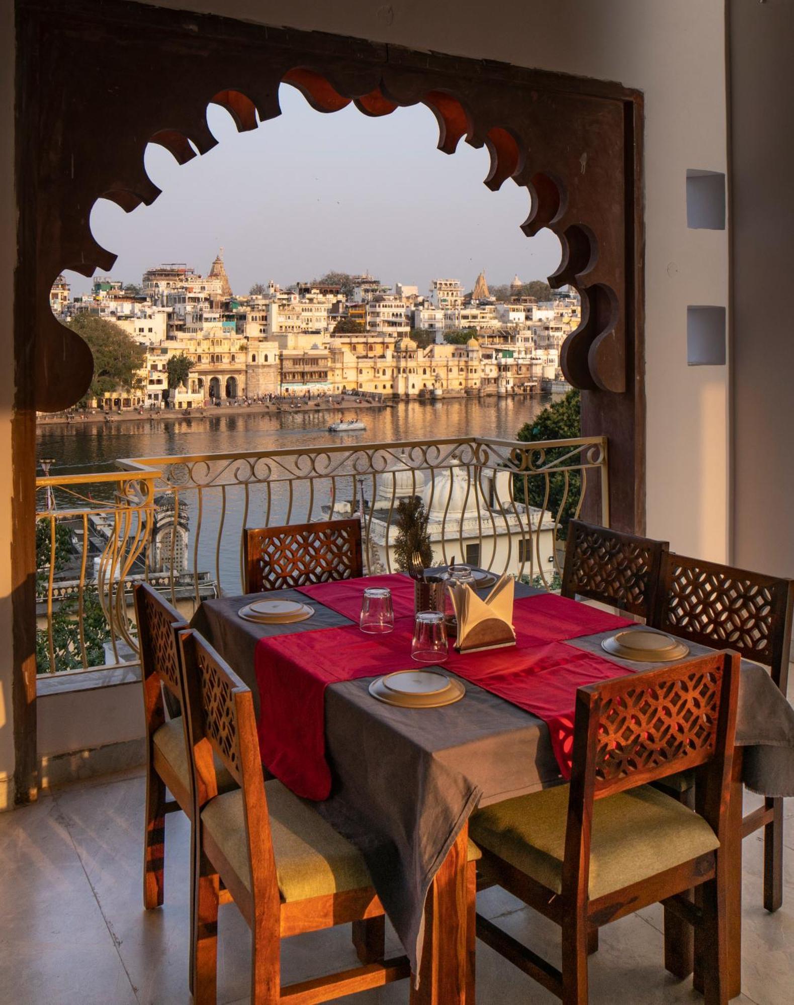 Dera Pichola- A Lake Facing Boutique Hotel Udaipur Extérieur photo